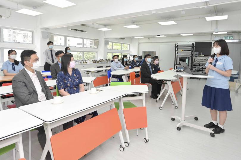 分享交流: 楊潤雄(前排左一)探訪嘉諾撒培德書院,視察學校的防疫措施,並聽取學生分享參與公民教育活動的得着。 分享交流: 楊潤雄(前排左一)探訪嘉諾撒培德書院,視察學校的防疫措施,並聽取學生分享參與公民教育活動的得着。