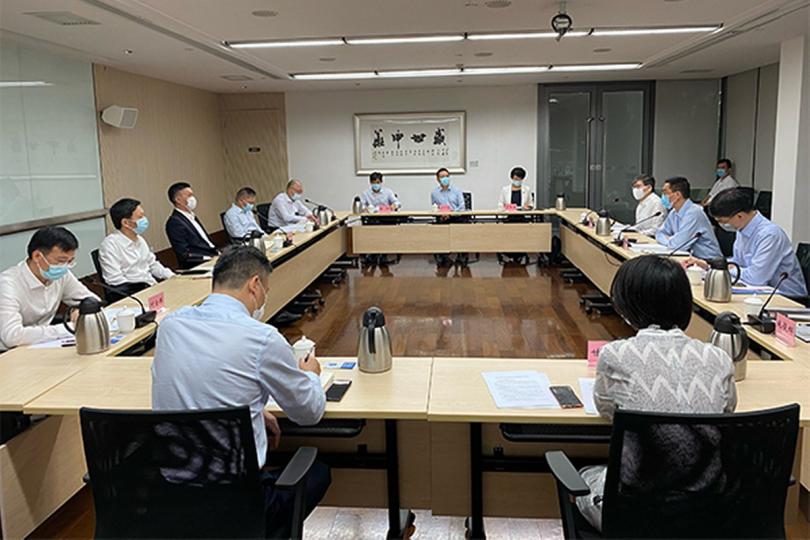 集思廣益: 教育局局長楊潤雄(右二)到訪深圳,與深圳市教育局局長陳秋明(左三)會面,交流兩地教育的最新發展。 集思廣益: 教育局局長楊潤雄(右二)到訪深圳,與深圳市教育局局長陳秋明(左三)會面,交流兩地教育的最新發展。