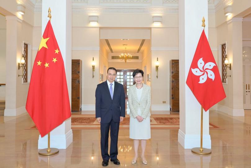 聚首: 林鄭月娥(右)在禮賓府與新任外交部駐香港特別行政區特派員公署特派員劉光源會面。 聚首: 林鄭月娥(右)在禮賓府與新任外交部駐香港特別行政區特派員公署特派員劉光源會面。