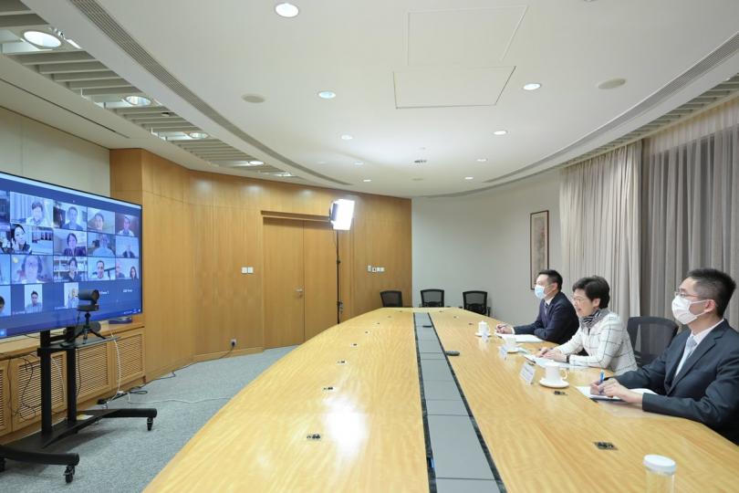 藝文樞紐: 林鄭月娥(中)出席網上研討會,向內地和海外藝廊代表介紹香港作為國際藝術文化樞紐的優勢,歡迎他們來港發展。 藝文樞紐: 林鄭月娥(中)出席網上研討會,向內地和海外藝廊代表介紹香港作為國際藝術文化樞紐的優勢,歡迎他們來港發展。