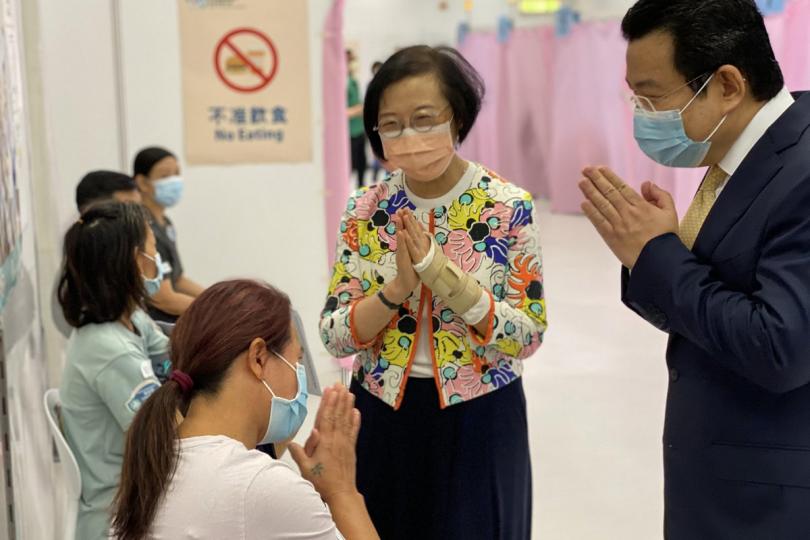 盡責公民: 陳肇始(右二)在社區疫苗接種中心與少數族裔人士交談,了解他們接種新冠疫苗的情況。 盡責公民: 陳肇始(右二)在社區疫苗接種中心與少數族裔人士交談,了解他們接種新冠疫苗的情況。