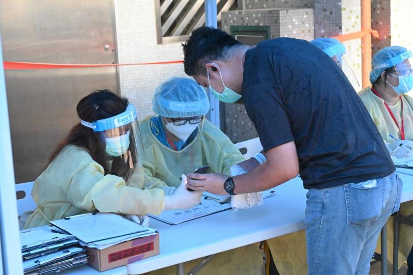檢查證明: 工作人員在列為指明受限區域的運亨樓執法,檢查受限人士是否已接受強制檢測。 檢查證明: 工作人員在列為指明受限區域的運亨樓執法,檢查受限人士是否已接受強制檢測。