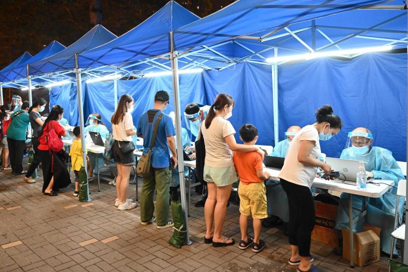 有序檢測: 政府在大埔指明受限區域為受檢人士登記進行檢測。 有序檢測: 政府在大埔指明受限區域為受檢人士登記進行檢測。