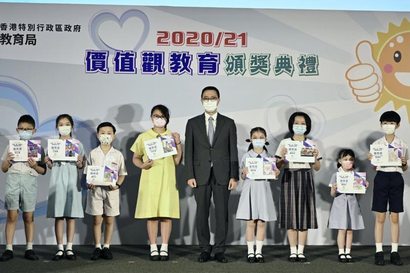 發揮創意:  楊潤雄（中）頒發獎狀予守法及同理心海報設計比賽得獎者。