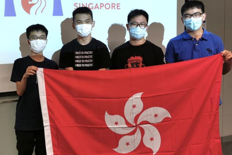 勇奪殊榮:  香港代表隊在第33屆國際電腦奧林匹克競賽取得一金三銀佳績，圖示隊員謝昶豪（左一）、謝凌睿（左二）、梁譽曦（左三） 和楊汶璁。