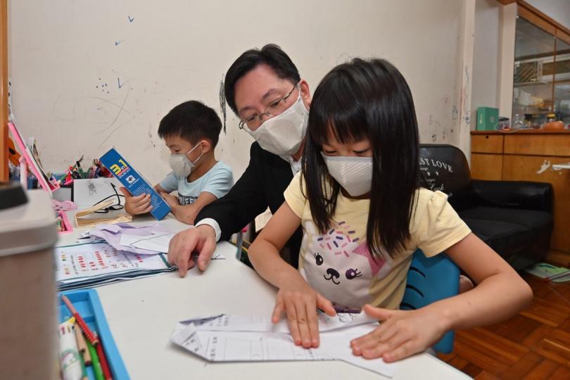 關心基層: 薛永恒(中)參與香港科創義工聯盟「慶回歸 賀百年」社區送暖活動,探訪觀塘區內一戶分租房戶,了解一對龍鳳胎的學習情況。 關心基層: 薛永恒(中)參與香港科創義工聯盟「慶回歸 賀百年」社區送暖活動,探訪觀塘區內一戶分租房戶,了解一對龍鳳胎的學習情況。