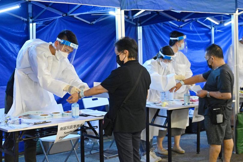 登記受檢: 政府在香港仔指明受限區域為受檢人士登記進行檢測。 登記受檢: 政府在香港仔指明受限區域為受檢人士登記進行檢測。