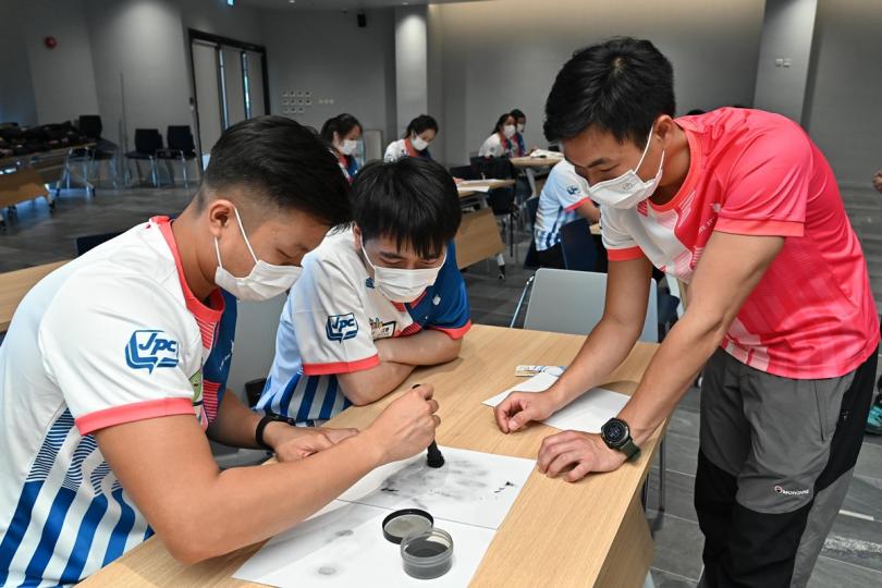 滅罪夥伴:  少年警訊夏令營參加者參與指模鑑證工作坊。