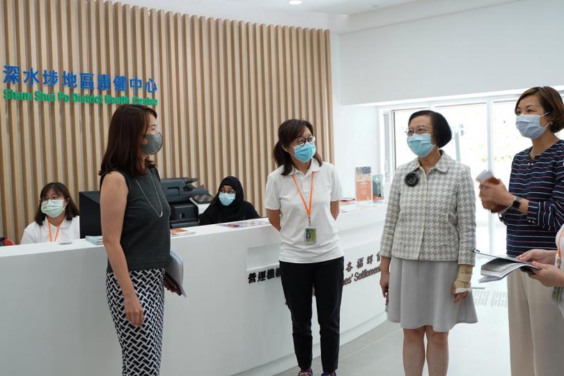 醫社合作: 陳肇始(右二)聽取深水埗地區康健中心代表介紹該處的運作和服務。 醫社合作: 陳肇始(右二)聽取深水埗地區康健中心代表介紹該處的運作和服務。