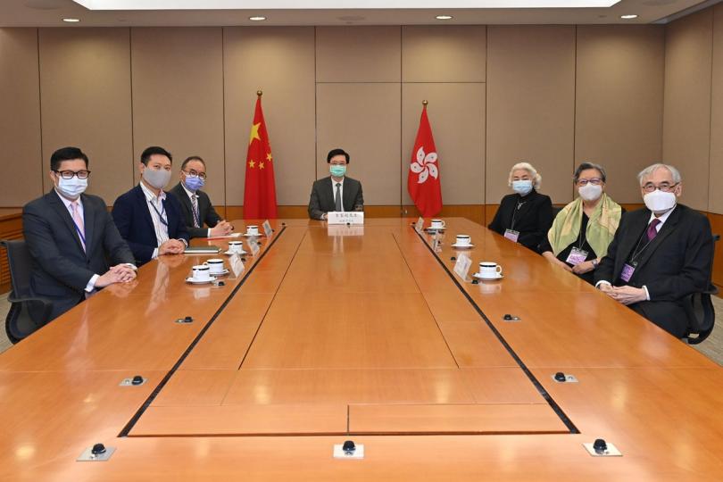 首次會議: 資審會全體成員包括李家超(中)、曾國衞(左三)、徐英偉(左二)、鄧炳強(左一)、梁愛詩(右三)、范徐麗泰(右二)和劉遵義出席首次會議。 首次會議: 資審會全體成員包括李家超(中)、曾國衞(左三)、徐英偉(左二)、鄧炳強(左一)、梁愛詩(右三)、范徐麗泰(右二)和劉遵義出席首次會議。