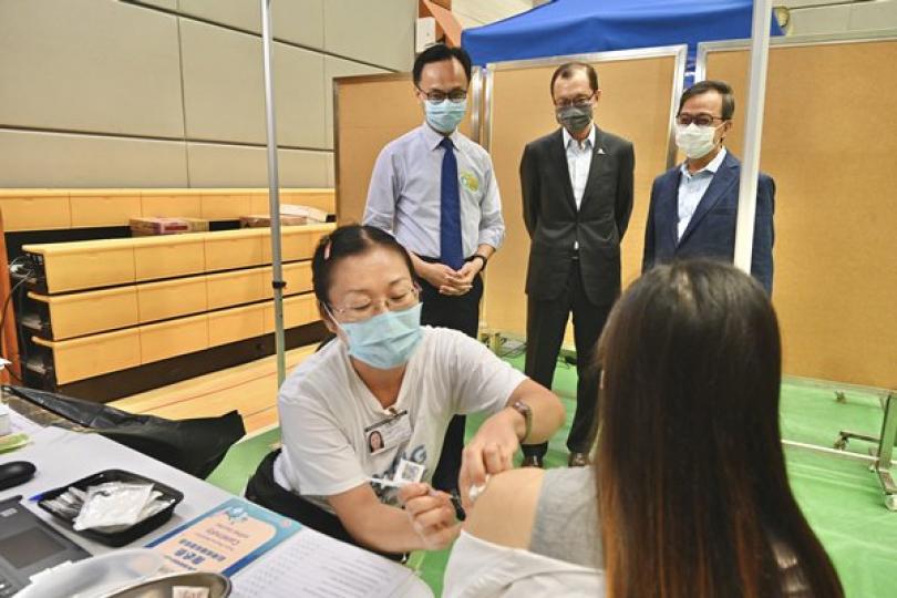 到校接種: 聶德權(後排左)視察政府外展接種服務隊於香港中文大學提供疫苗接種服務的情況。 到校接種: 聶德權(後排左)視察政府外展接種服務隊於香港中文大學提供疫苗接種服務的情況。