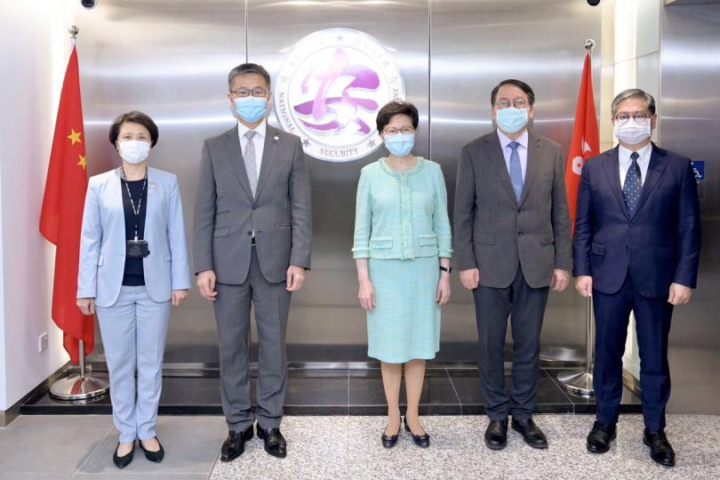 責任重大: 林鄭月娥(中)到訪警務處國家安全處,與警務處處長蕭澤頤(左二)等人合照。 責任重大: 林鄭月娥(中)到訪警務處國家安全處,與警務處處長蕭澤頤(左二)等人合照。