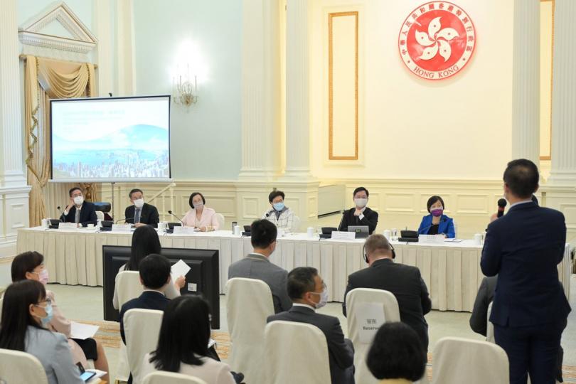 廣徵意見: 林鄭月娥(左四)在禮賓府舉行首場諮詢會,聽取持份者對新一份施政報告在健康科技範疇的意見。 廣徵意見: 林鄭月娥(左四)在禮賓府舉行首場諮詢會,聽取持份者對新一份施政報告在健康科技範疇的意見。