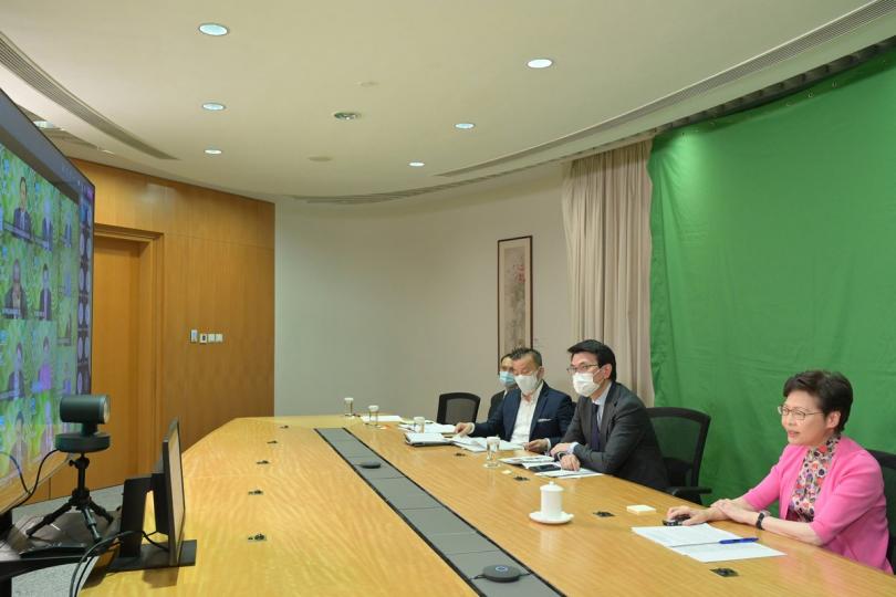 集思廣益: 林鄭月娥(右)出席以視像方式舉行的亞太經合組織領導人非正式會議,探討應對新冠肺炎和加快經濟復蘇的策略。 集思廣益: 林鄭月娥(右)出席以視像方式舉行的亞太經合組織領導人非正式會議,探討應對新冠肺炎和加快經濟復蘇的策略。