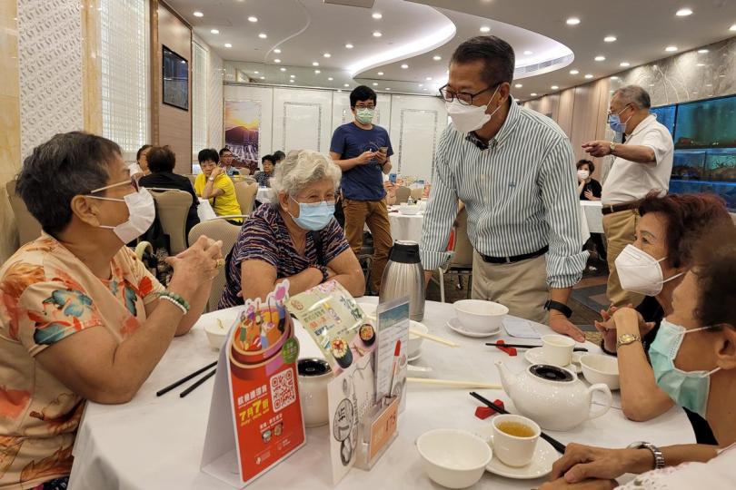 了解民意: 陳茂波(前排中)到香港仔一間酒樓與市民傾談,聆聽他們對消費券的意見。 了解民意: 陳茂波(前排中)到香港仔一間酒樓與市民傾談,聆聽他們對消費券的意見。