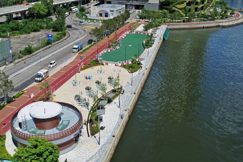 暢遊海濱: 位於荃灣海濱的單車徑配套設施包括休息處、單車泊位,以及位於海興路的單車匯合中心。 暢遊海濱: 位於荃灣海濱的單車徑配套設施包括休息處、單車泊位,以及位於海興路的單車匯合中心。