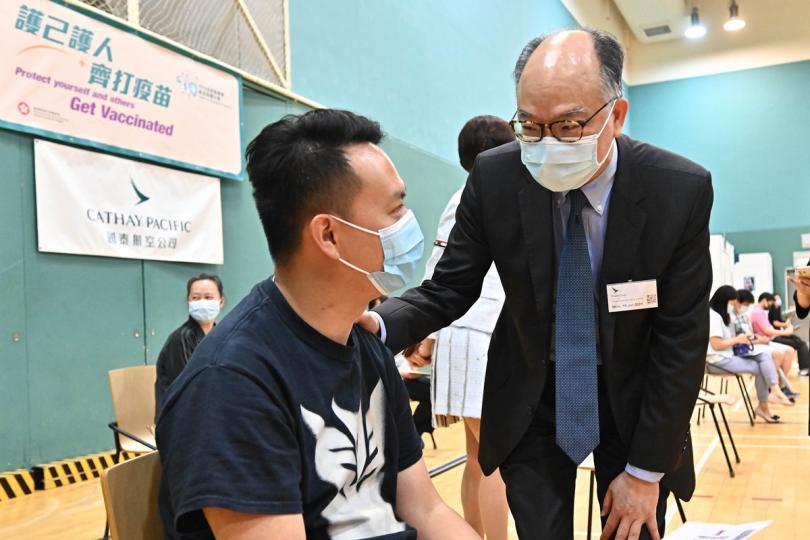 同心抗疫:  陳帆（右）呼籲所有航空同業盡快接種疫苗，為航空業復蘇、保持香港國際航空樞紐地位盡一分力。