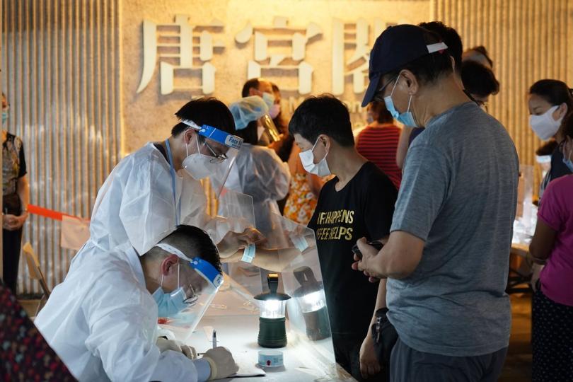 以資證明: 工作人員為太古城指明受限區域內的受檢人士戴上手環,證明他們已接受檢測。 以資證明: 工作人員為太古城指明受限區域內的受檢人士戴上手環,證明他們已接受檢測。