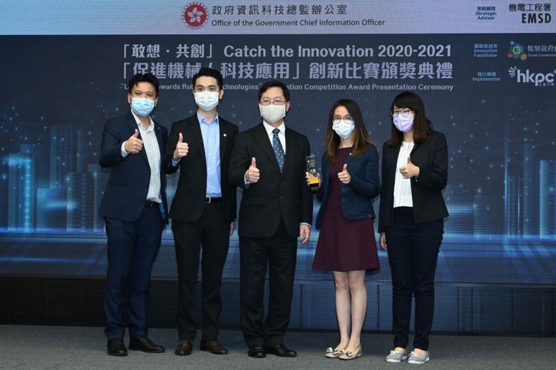 敢於創新: 薛永恒(中)頒發獎座予得獎的政府部門隊伍。 敢於創新: 薛永恒(中)頒發獎座予得獎的政府部門隊伍。