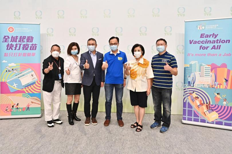 聶德權(右三)視察政府外展疫苗接種服務隊於電視廣播城安排接種新冠疫苗的情況,2019冠狀病毒病疫苗顧問專家委員會成員曾浩輝(右一)同表支持。 聶德權(右三)視察政府外展疫苗接種服務隊於電視廣播城安排接種新冠疫苗的情況,2019冠狀病毒病疫苗顧問專家委員會成員曾浩輝(右一)同表支持。