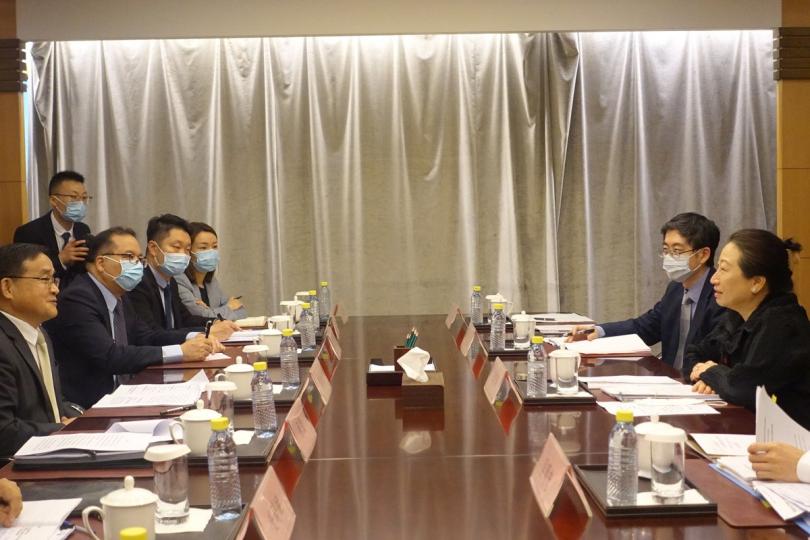 年度交流: 鄭若驊(右一)在北京外交部出席年度交流,向條約法律司司長賈桂德(左一)和其他與會者講解香港最新情況。 年度交流: 鄭若驊(右一)在北京外交部出席年度交流,向條約法律司司長賈桂德(左一)和其他與會者講解香港最新情況。