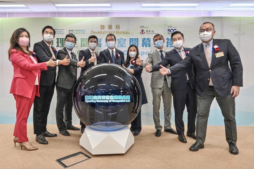 創意空間: 黃偉綸(中)主持地理空間實驗室開幕典禮。 創意空間: 黃偉綸(中)主持地理空間實驗室開幕典禮。