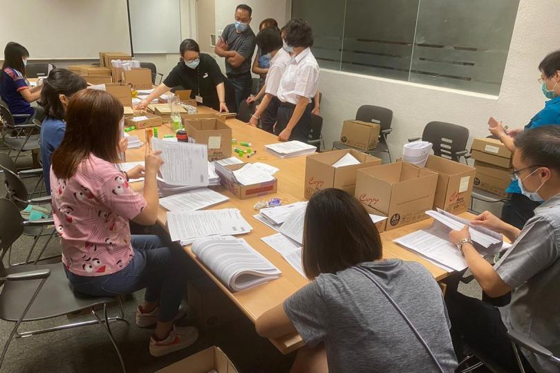 爭取時間: 房屋署人員一日內寄出約90,000萬份現金津貼試行計劃通知書和申領表。 爭取時間: 房屋署人員一日內寄出約90,000萬份現金津貼試行計劃通知書和申領表。