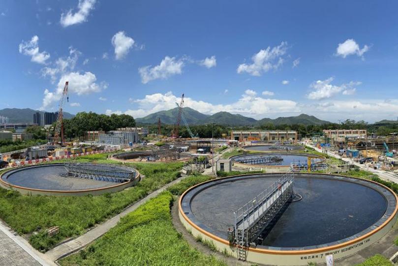 排除萬難: 石湖墟污水處理廠擴建工程充滿挑戰,包括要在運作中的污水處理廠施工、地下管線密布等。在新工程合約下,部門、顧問公司和四個承建商建立跨合約協調團隊,令項目順利推展。 排除萬難: 石湖墟污水處理廠擴建工程充滿挑戰,包括要在運作中的污水處理廠施工、地下管線密布等。在新工程合約下,部門、顧問公司和四個承建商建立跨合約協調團隊,令項目順利推展。
