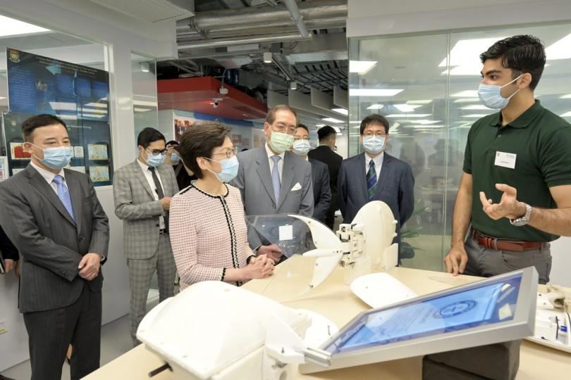 科技之旅: 林鄭月娥(左三)到訪香港大學,聽取學生介紹大學研發的機械飛魚。 科技之旅: 林鄭月娥(左三)到訪香港大學,聽取學生介紹大學研發的機械飛魚。