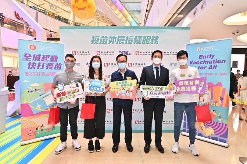 積極參與:  聶德權（中）與完成接種的市民合照，以示支持新冠疫苗接種計劃。