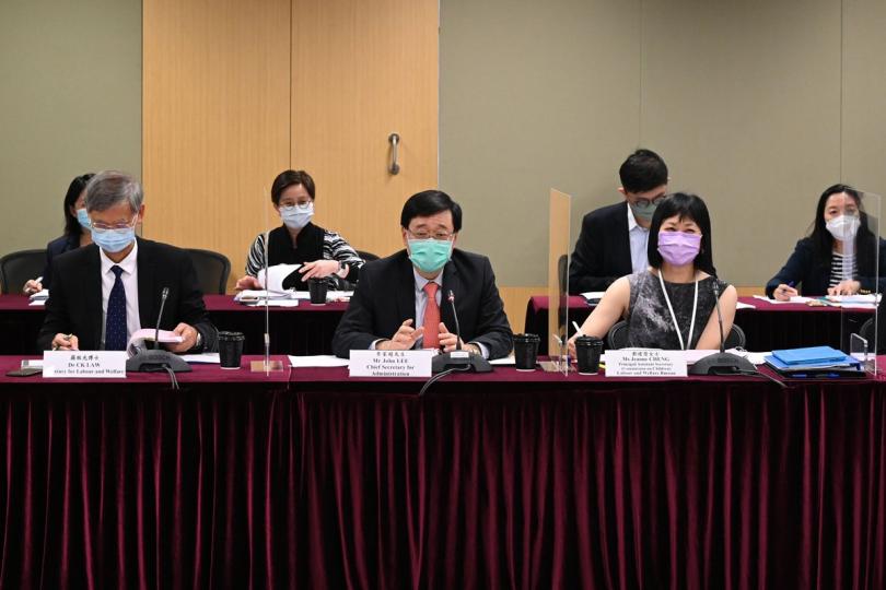 主持會議: 李家超(中)主持兒童事務委員會第11次會議,旁為勞工及福利局局長羅致光(左)。 主持會議: 李家超(中)主持兒童事務委員會第11次會議,旁為勞工及福利局局長羅致光(左)。