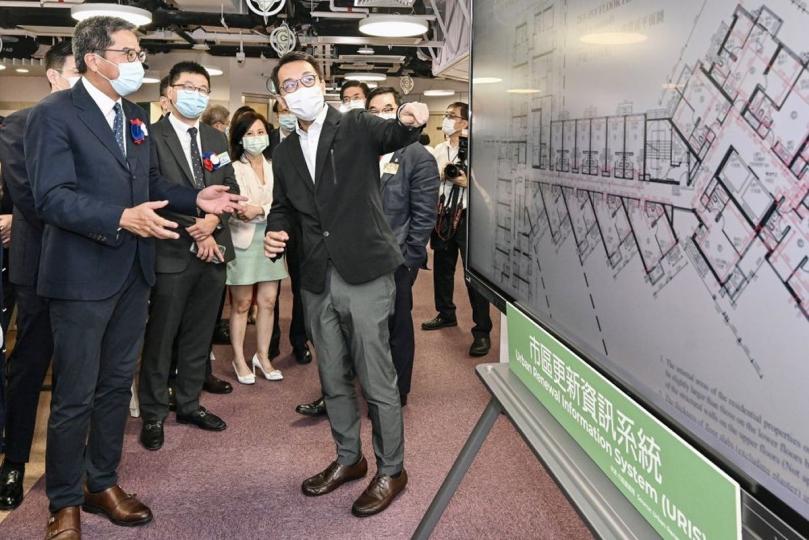 數據應用: 地理空間實驗室展示各種空間數據的應用,包括市區重建局以地理信息為基礎的市區更新資訊系統,黃偉綸(左一)聽取市建局代表介紹有關系統。 數據應用: 地理空間實驗室展示各種空間數據的應用,包括市區重建局以地理信息為基礎的市區更新資訊系統,黃偉綸(左一)聽取市建局代表介紹有關系統。
