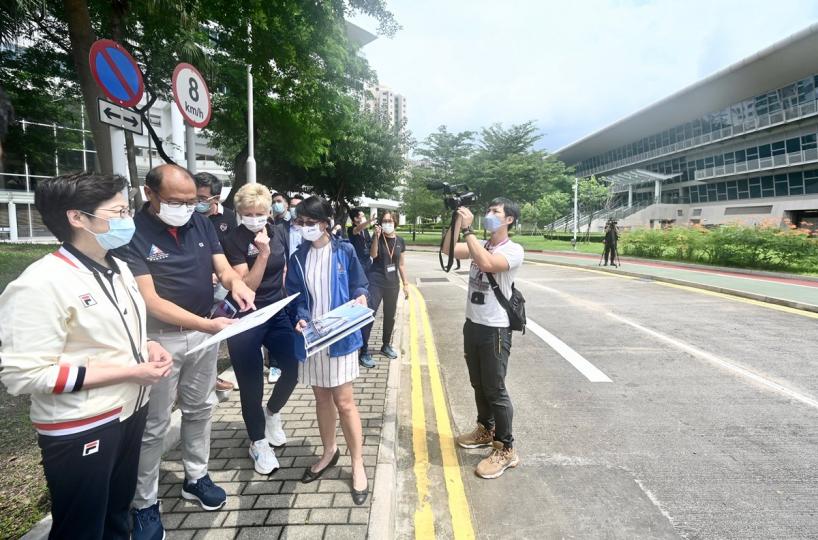 投放資源: 林鄭月娥(左一)到訪香港體育學院,視察計劃興建新設施大樓的用地。 投放資源: 林鄭月娥(左一)到訪香港體育學院,視察計劃興建新設施大樓的用地。