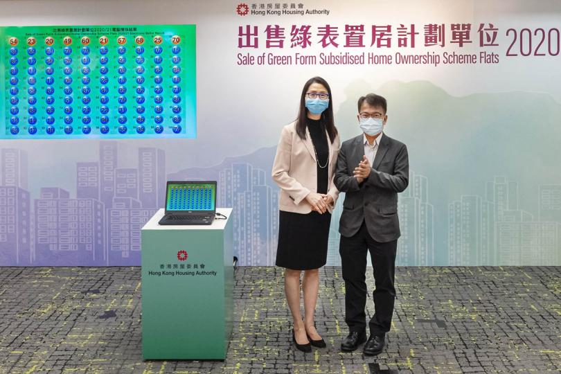 電腦攪珠: 房屋委員會資助房屋小組委員會主席黃碧如(左)主持出售綠表置居計劃單位的攪珠儀式。 電腦攪珠: 房屋委員會資助房屋小組委員會主席黃碧如(左)主持出售綠表置居計劃單位的攪珠儀式。