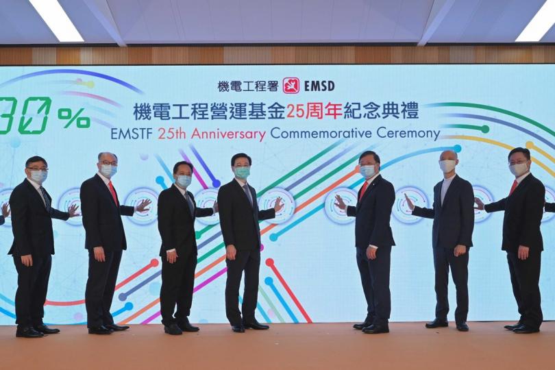 同賀銀禧: 李家超(左四)連同機電工程署署長彭耀雄(右三)、中聯辦教育科技部副部長葉水球(左三)和其他嘉賓主持開幕儀式。 同賀銀禧: 李家超(左四)連同機電工程署署長彭耀雄(右三)、中聯辦教育科技部副部長葉水球(左三)和其他嘉賓主持開幕儀式。