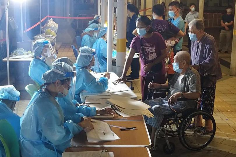 登記受檢: 房屋署人員在受限區域為準備接受檢測的人士登記。 登記受檢: 房屋署人員在受限區域為準備接受檢測的人士登記。