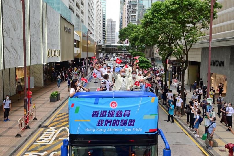 支持健兒: 特區政府與中國香港體育協會暨奧林匹克委員會為東京2020奧運會中國香港代表團安排巴士巡遊,參與的教練和其他代表隊成員向沿途市民揮手。 支持健兒: 特區政府與中國香港體育協會暨奧林匹克委員會為東京2020奧運會中國香港代表團安排巴士巡遊,參與的教練和其他代表隊成員向沿途市民揮手。