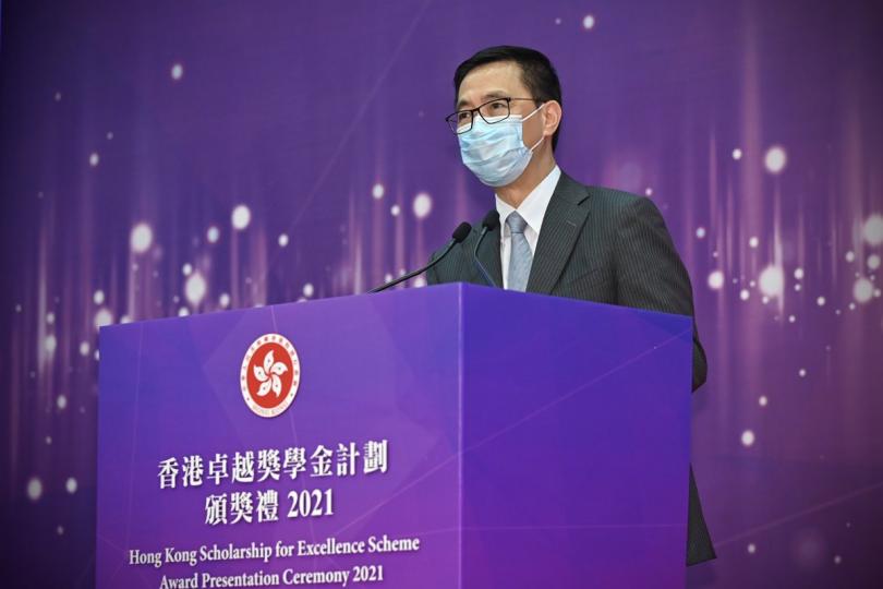 學以致用: 楊潤雄期望獎學金計劃得獎者學成歸來後能善用所學知識和技能,貢獻社會。 學以致用: 楊潤雄期望獎學金計劃得獎者學成歸來後能善用所學知識和技能,貢獻社會。