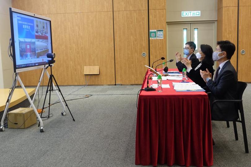 推動調解: 鄭若驊(中)以網上形式出席粵港澳大灣區調解工作委員會揭牌儀式。 推動調解: 鄭若驊(中)以網上形式出席粵港澳大灣區調解工作委員會揭牌儀式。