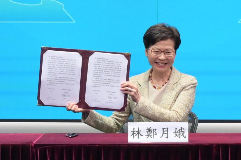 滬港新章:  林鄭月娥在會上簽署《滬港合作會議第五次會議合作備忘錄》。   