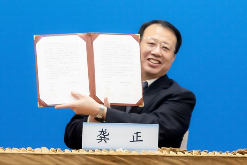 貢獻國家:  龔正在會上簽署《滬港合作會議第五次會議合作備忘錄》。   