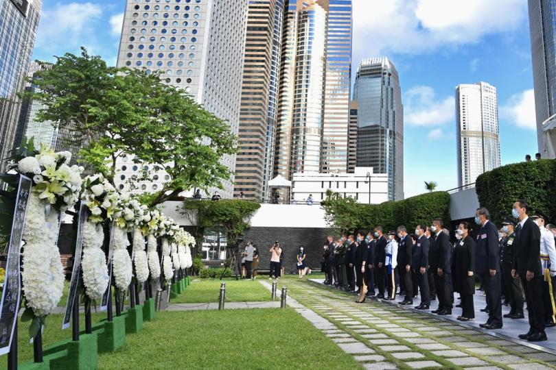 致敬:  林鄭月娥與政府高層官員等在香港大會堂紀念花園出席中國人民抗日戰爭勝利紀念日儀式。