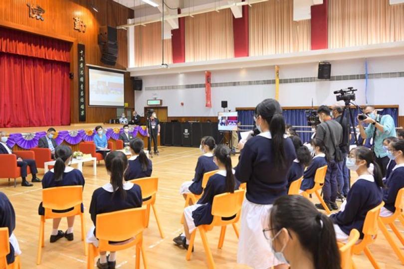 特首訪中學了解公民科學習情況 特首訪中學了解公民科學習情況