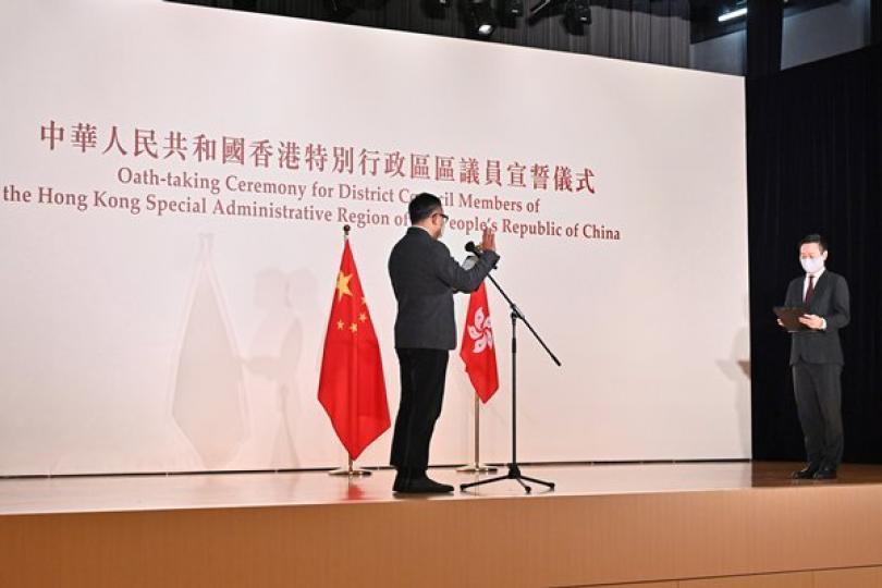 莊嚴承諾: 24名區議員逐一宣誓,並由徐英偉(右)作為行政長官授權的監誓人監誓。 莊嚴承諾: 24名區議員逐一宣誓,並由徐英偉(右)作為行政長官授權的監誓人監誓。