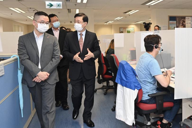 做好準備: 李家超(左三)到訪選舉事務處位於九龍灣的辦事處,在熱線中心聽取人員簡介2021年選舉委員會界別分組一般選舉的各項籌備工作。 做好準備: 李家超(左三)到訪選舉事務處位於九龍灣的辦事處,在熱線中心聽取人員簡介2021年選舉委員會界別分組一般選舉的各項籌備工作。