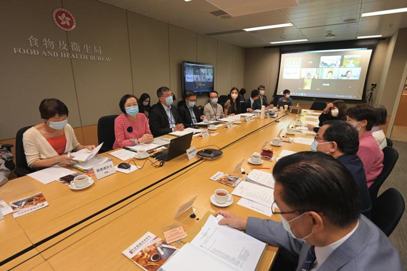 深入討論: 陳肇始(左二)主持中醫中藥發展委員會會議,與會員討論多個中醫藥發展項目最新進展。 深入討論: 陳肇始(左二)主持中醫中藥發展委員會會議,與會員討論多個中醫藥發展項目最新進展。