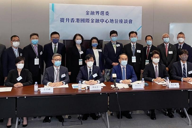 了解倡議: 許正宇出席座談會,了解金融界候選選委的政綱及倡議,談及拓展互聯互通項目、綠色金融、十四五規劃和粵港澳大灣區發展等議題。 了解倡議: 許正宇出席座談會,了解金融界候選選委的政綱及倡議,談及拓展互聯互通項目、綠色金融、十四五規劃和粵港澳大灣區發展等議題。
