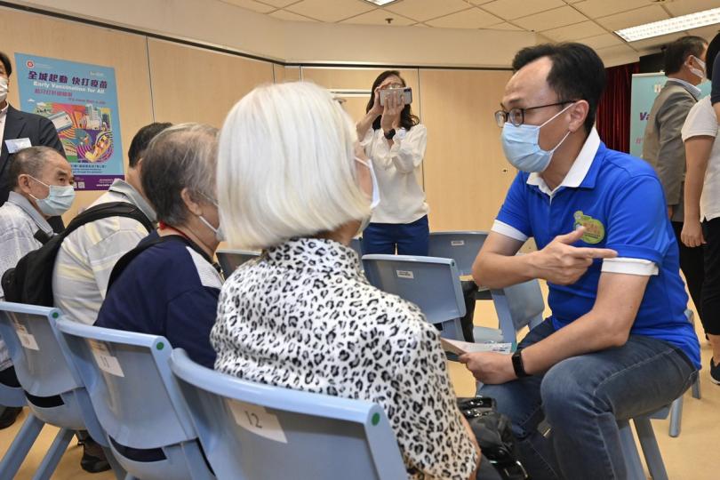樂齡抗疫:  聶德權（右）參加安心在東區疫苗接種日的長者交談，鼓勵他們盡快接種新冠疫苗。