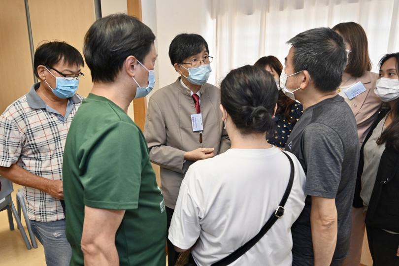 有問有答:  袁國勇（左三）在新冠疫苗講座後解答參加者的疑問。