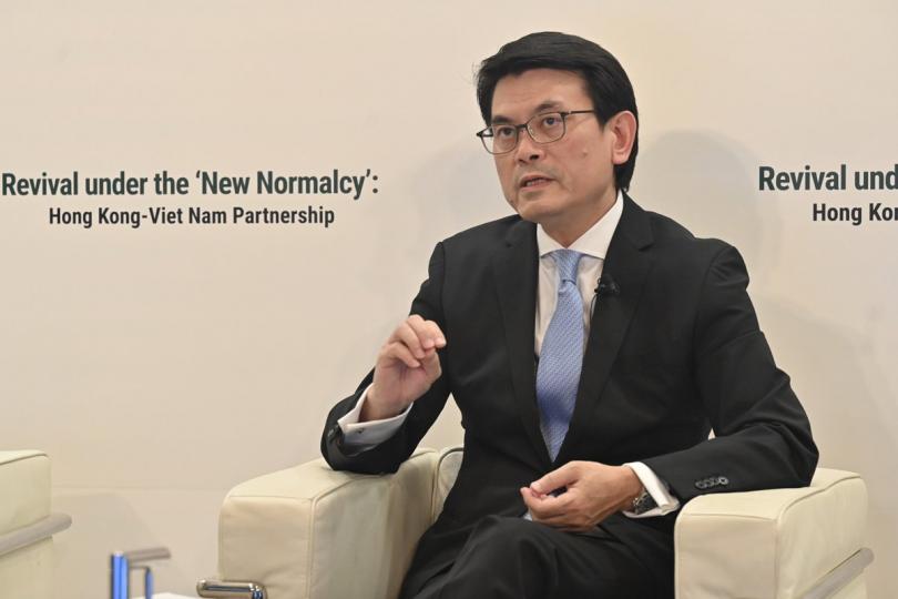 把握機遇: 邱騰華在研討會上說,越南企業可透過香港聯繫內地,把握中國帶來的嶄新機遇,包括「一帶一路」建設和粵港澳大灣區發展。 把握機遇: 邱騰華在研討會上說,越南企業可透過香港聯繫內地,把握中國帶來的嶄新機遇,包括「一帶一路」建設和粵港澳大灣區發展。